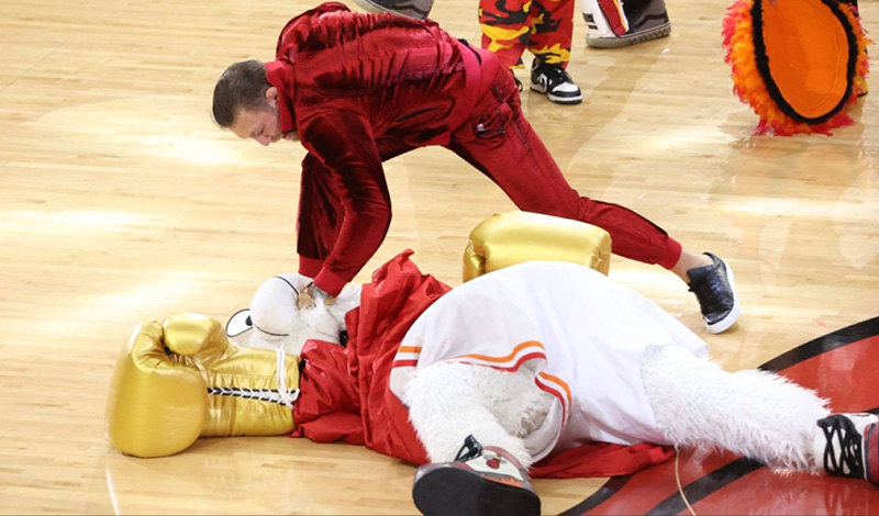 conor mcgregor vgazei nok aout maskot