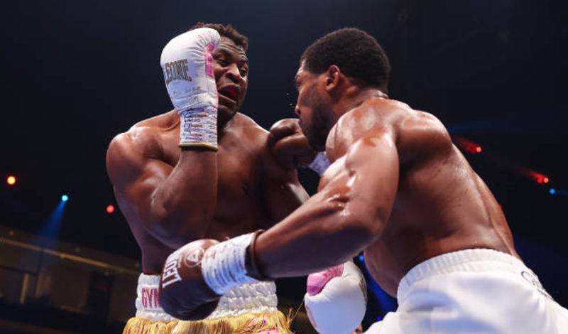 O Anthony Joshua με μία γροθιά βγάζει νοκ άουτ τον Francis Ngannou στο 'Knockout Chaos' στην Σαουδική Αραβία