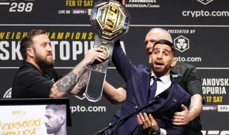 Ο ilia topuria αρπάζει την ζώνη του alexander volkanovski στην συνέντευξη τύπου του UFC 298