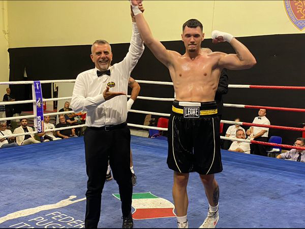 &Nu;ί&kappa;&eta; &omicron; &Iota;&sigma;ί&delta;&omega;&rho;&omicron;&sigmaf; &Kappa;&epsilon;&phi;&alpha;&lambda;&lambda;&eta;&nu;ό&sigmaf;