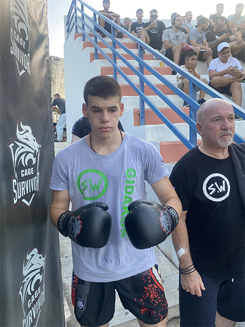 &Omicron; &alpha;&theta;&lambda;&eta;&tau;ή&sigmaf; &tau;&omega;&nu; Spartan Warriors &Pi;&alpha;&nu;&alpha;&gamma;&iota;ώ&tau;&eta;&sigmaf; &Mu;&omicron;&upsilon;&rho;&alpha;&tau;ί&delta;&eta;&sigmaf;