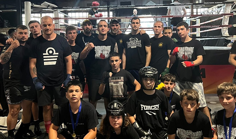 monomaxoi xalkidas kakoumpavas