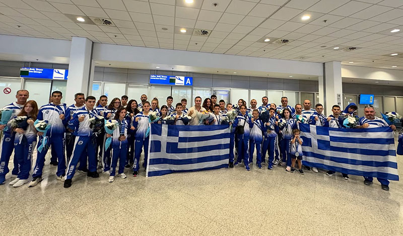 epityxies pagkosmio muaythai neon