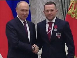 Ο Vladimir Putin παρασημοφόρησε τον Petr Yan